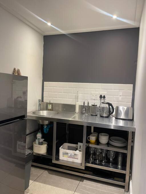 Central Modern Studio Apartment, Hermanus Waterfront Экстерьер фото