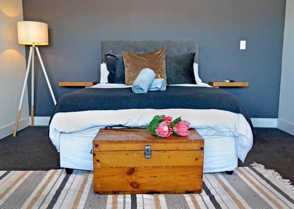 Central Modern Studio Apartment, Hermanus Waterfront Экстерьер фото