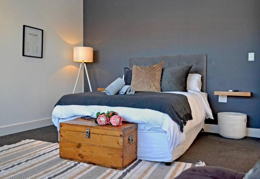 Central Modern Studio Apartment, Hermanus Waterfront Экстерьер фото